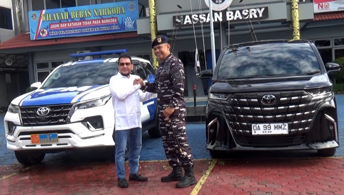 Yayasan Mahatir Mohammad Zain Berikan 2 Mobil Mewah untuk Operasional Lanal Banjarmasin