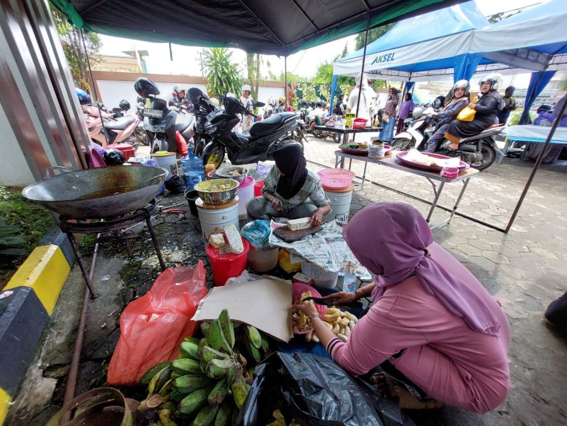 4.000 Porsi Nasi, 3.000 Roti, 2.500 Gorengan dari Dispar Kalsel Gasan Jamaah Haul